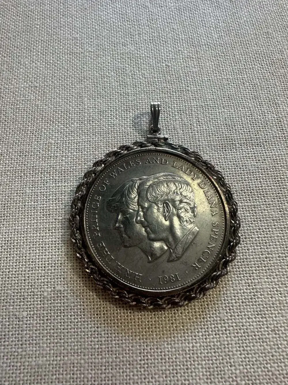 1981 Royal Wedding Prince Charles & Lady Di Spencer Commemorative Coin Pendant